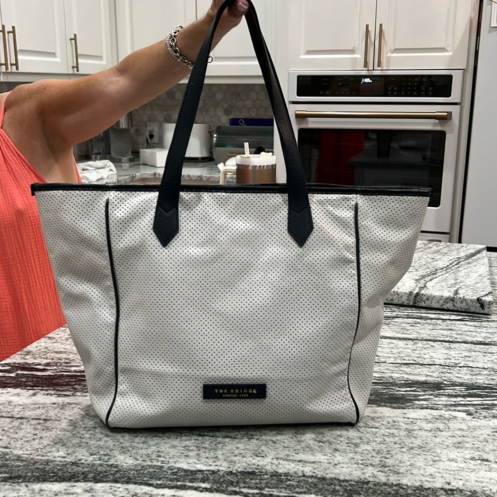 The Bridge Zipper Tote - White Leather with Navy Trim